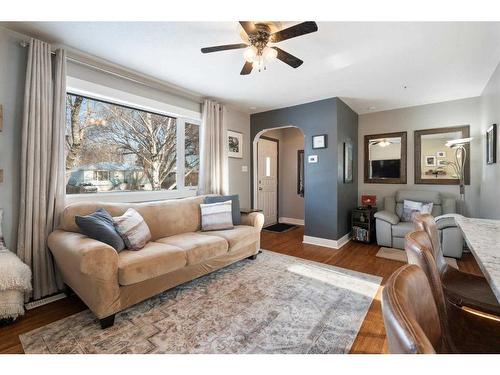 1831 62 Avenue Se, Calgary, AB - Indoor Photo Showing Living Room