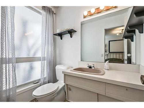 12040 Candiac Road Sw, Calgary, AB - Indoor Photo Showing Bathroom