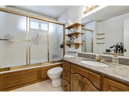 12040 Candiac Road Sw, Calgary, AB - Indoor Photo Showing Bathroom