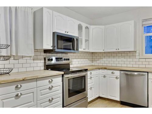 517 13 Avenue Ne, Calgary, AB - Indoor Photo Showing Kitchen