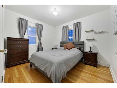 517 13 Avenue Ne, Calgary, AB - Indoor Photo Showing Bedroom