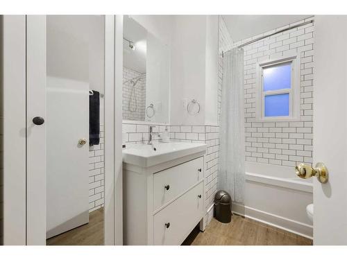 517 13 Avenue Ne, Calgary, AB - Indoor Photo Showing Bathroom