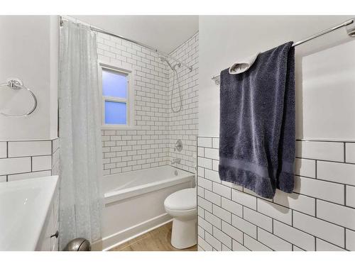 517 13 Avenue Ne, Calgary, AB - Indoor Photo Showing Bathroom