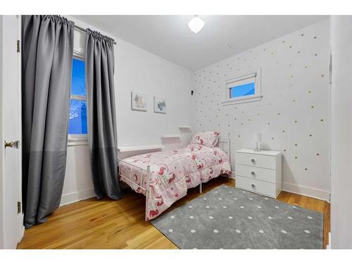 517 13 Avenue Ne, Calgary, AB - Indoor Photo Showing Bedroom