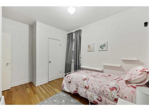 517 13 Avenue Ne, Calgary, AB - Indoor Photo Showing Bedroom