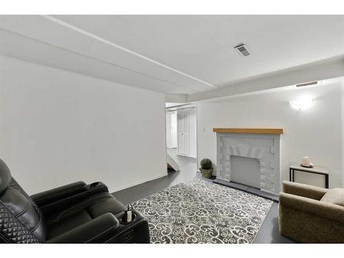 517 13 Avenue Ne, Calgary, AB - Indoor Photo Showing Living Room With Fireplace