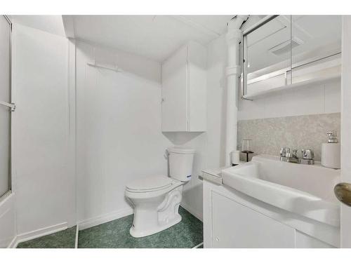 517 13 Avenue Ne, Calgary, AB - Indoor Photo Showing Bathroom