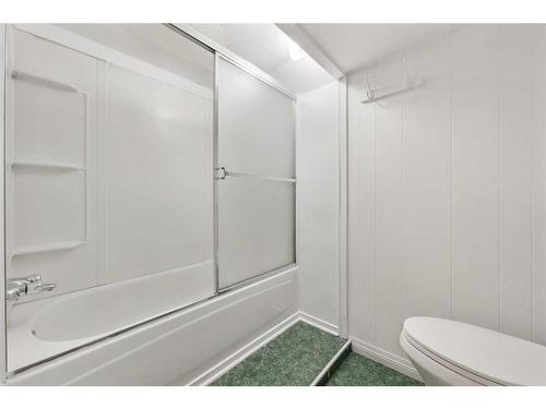 517 13 Avenue Ne, Calgary, AB - Indoor Photo Showing Bathroom