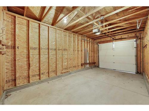 517 13 Avenue Ne, Calgary, AB - Indoor Photo Showing Garage