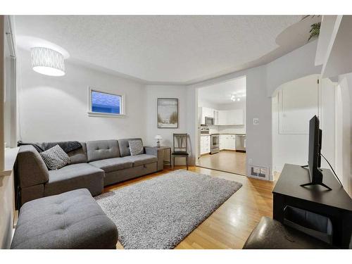 517 13 Avenue Ne, Calgary, AB - Indoor Photo Showing Living Room