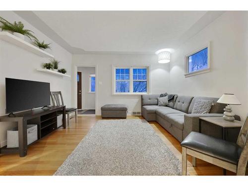 517 13 Avenue Ne, Calgary, AB - Indoor Photo Showing Living Room