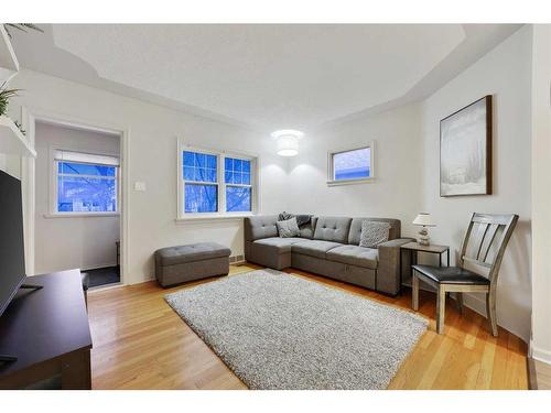 517 13 Avenue Ne, Calgary, AB - Indoor Photo Showing Living Room