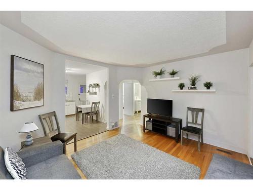 517 13 Avenue Ne, Calgary, AB - Indoor Photo Showing Living Room