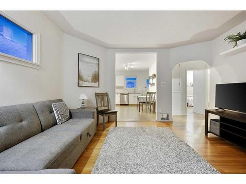 517 13 Avenue Ne, Calgary, AB - Indoor Photo Showing Living Room