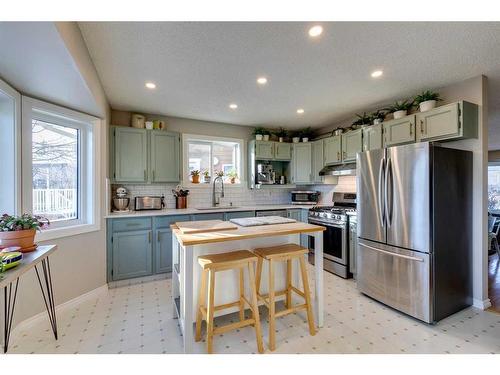 44 Sanderling Rise Nw, Calgary, AB - Indoor Photo Showing Kitchen With Stainless Steel Kitchen