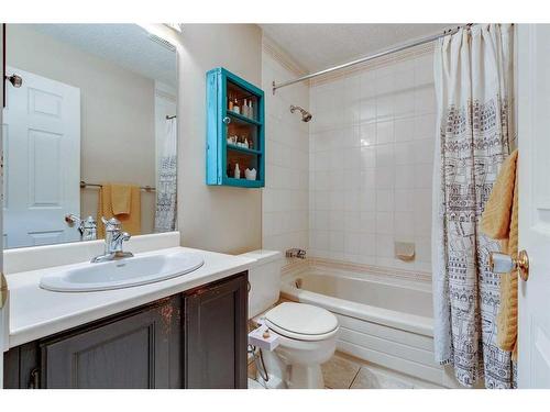 44 Sanderling Rise Nw, Calgary, AB - Indoor Photo Showing Bathroom