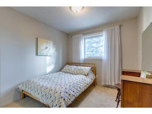 44 Sanderling Rise Nw, Calgary, AB - Indoor Photo Showing Bedroom