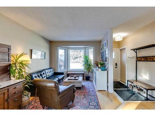 44 Sanderling Rise Nw, Calgary, AB - Indoor Photo Showing Living Room