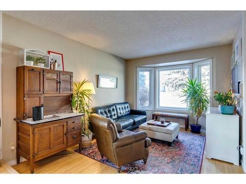 44 Sanderling Rise Nw, Calgary, AB - Indoor Photo Showing Living Room