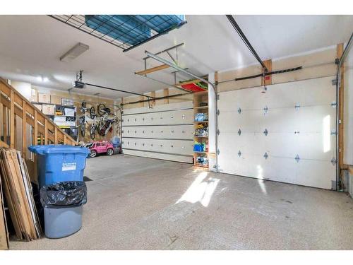 27 Auburn Sound Cove Se, Calgary, AB - Indoor Photo Showing Garage