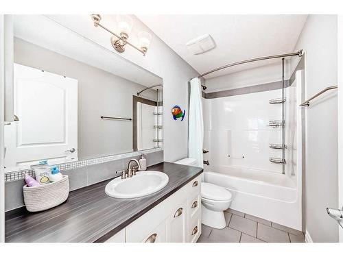 61 Mahogany Square Se, Calgary, AB - Indoor Photo Showing Bathroom