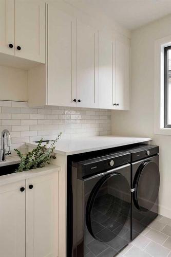 42 Rockcliff Heights Nw, Calgary, AB - Indoor Photo Showing Laundry Room