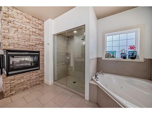 16 Rockcliff Point Nw, Calgary, AB - Indoor Photo Showing Bathroom