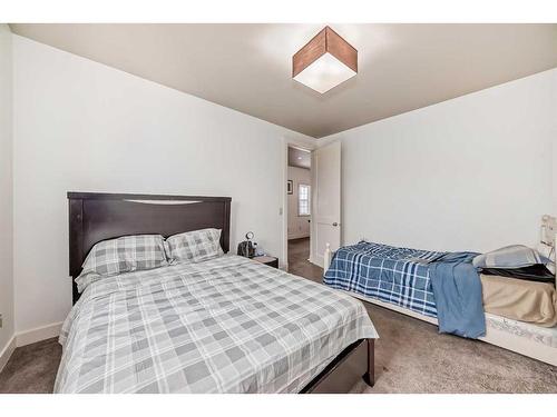 16 Rockcliff Point Nw, Calgary, AB - Indoor Photo Showing Bedroom