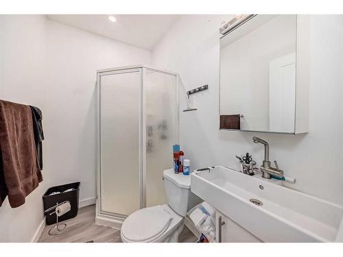 16 Rockcliff Point Nw, Calgary, AB - Indoor Photo Showing Bathroom