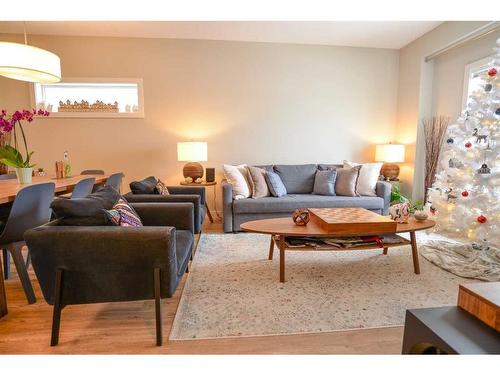 775 Mahogany Boulevard Se, Calgary, AB - Indoor Photo Showing Living Room