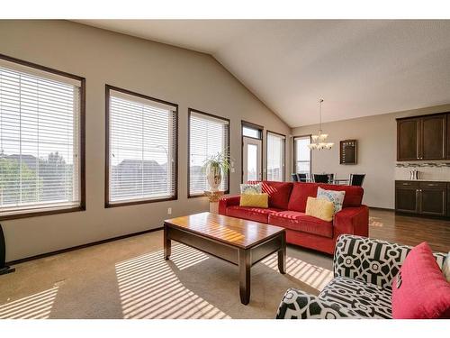 33 Evansview Manor Nw, Calgary, AB - Indoor Photo Showing Living Room