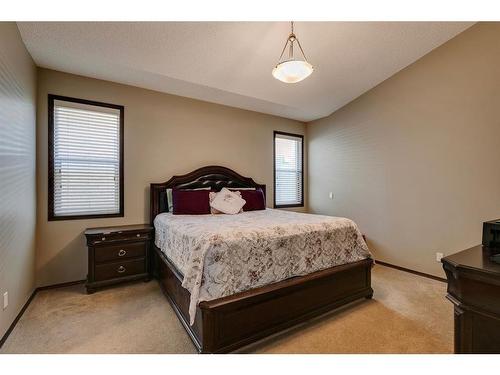 33 Evansview Manor Nw, Calgary, AB - Indoor Photo Showing Bedroom