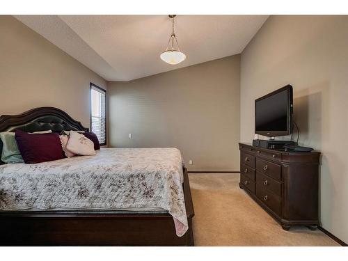 33 Evansview Manor Nw, Calgary, AB - Indoor Photo Showing Bedroom