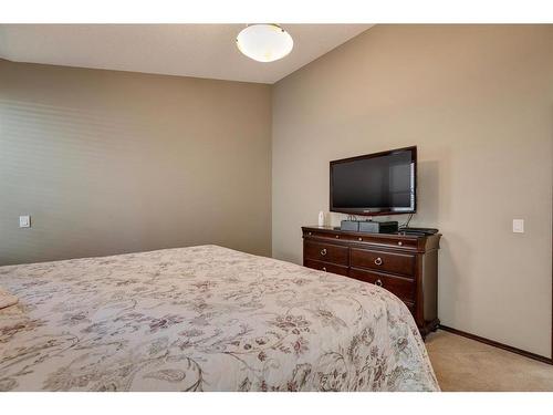 33 Evansview Manor Nw, Calgary, AB - Indoor Photo Showing Bedroom