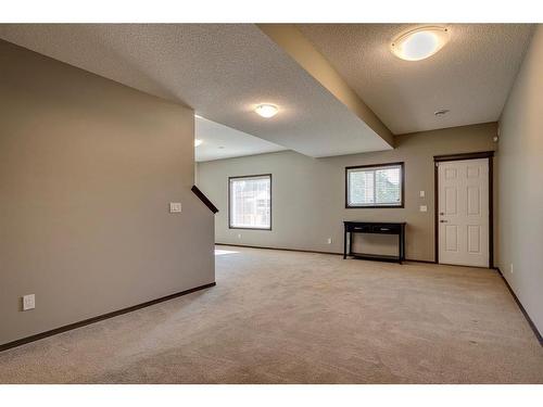 33 Evansview Manor Nw, Calgary, AB - Indoor Photo Showing Other Room