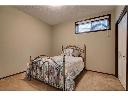 33 Evansview Manor Nw, Calgary, AB - Indoor Photo Showing Bedroom