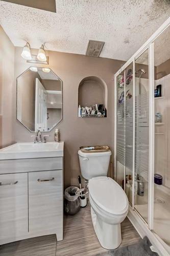 16 Taraglen Road Ne, Calgary, AB - Indoor Photo Showing Bathroom