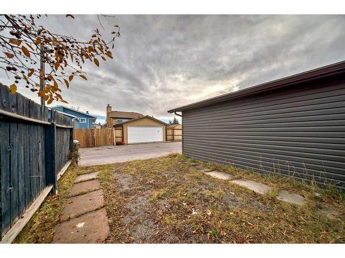 16 Taraglen Road Ne, Calgary, AB - Outdoor