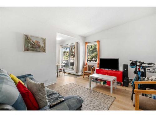 4209 Bow Trail Sw, Calgary, AB - Indoor Photo Showing Living Room