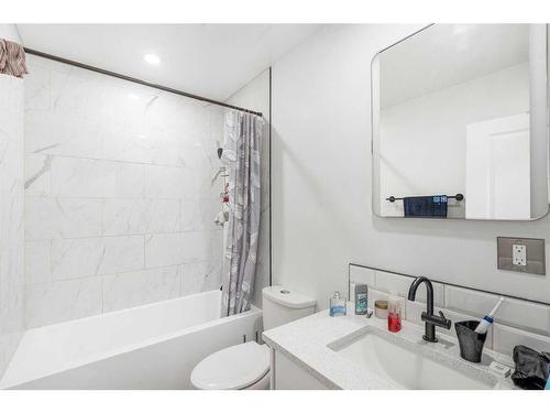 4209 Bow Trail Sw, Calgary, AB - Indoor Photo Showing Bathroom