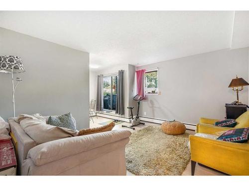 4209 Bow Trail Sw, Calgary, AB - Indoor Photo Showing Living Room