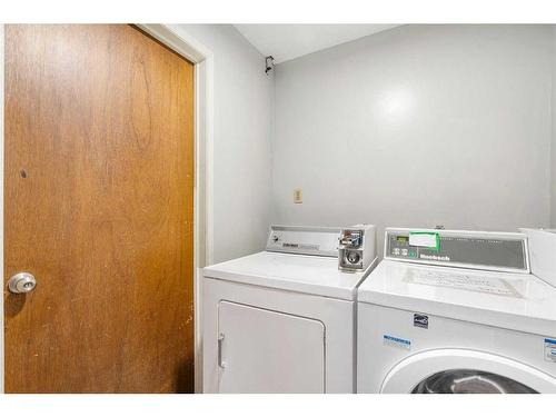 4209 Bow Trail Sw, Calgary, AB - Indoor Photo Showing Laundry Room