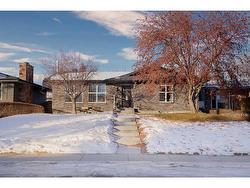 620 Lake Linnet Crescent SW Calgary, AB T2J 2J4