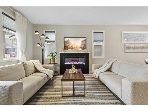 99 Masters Manor Se, Calgary, AB - Indoor Photo Showing Living Room