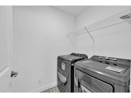 1115 Chinnok Winds Circle Sw, Airdrie, AB - Indoor Photo Showing Laundry Room