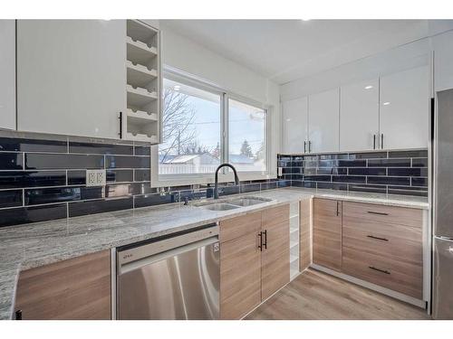 6163 Penworth Road Se, Calgary, AB - Indoor Photo Showing Kitchen With Double Sink