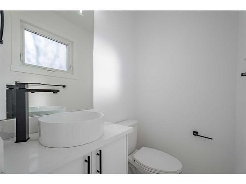 6163 Penworth Road Se, Calgary, AB - Indoor Photo Showing Bathroom