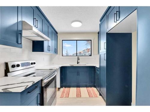 5519 1 Avenue Se, Calgary, AB - Indoor Photo Showing Kitchen