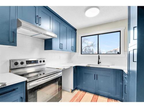 5519 1 Avenue Se, Calgary, AB - Indoor Photo Showing Kitchen