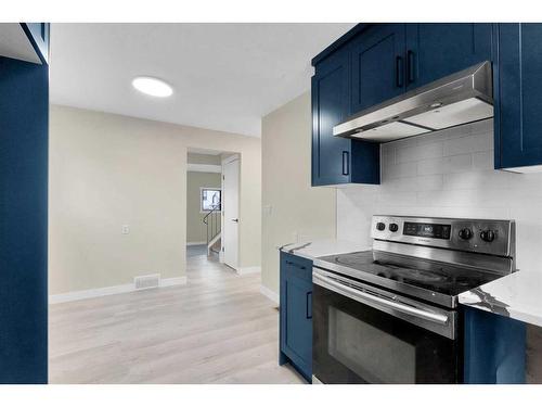 5519 1 Avenue Se, Calgary, AB - Indoor Photo Showing Kitchen